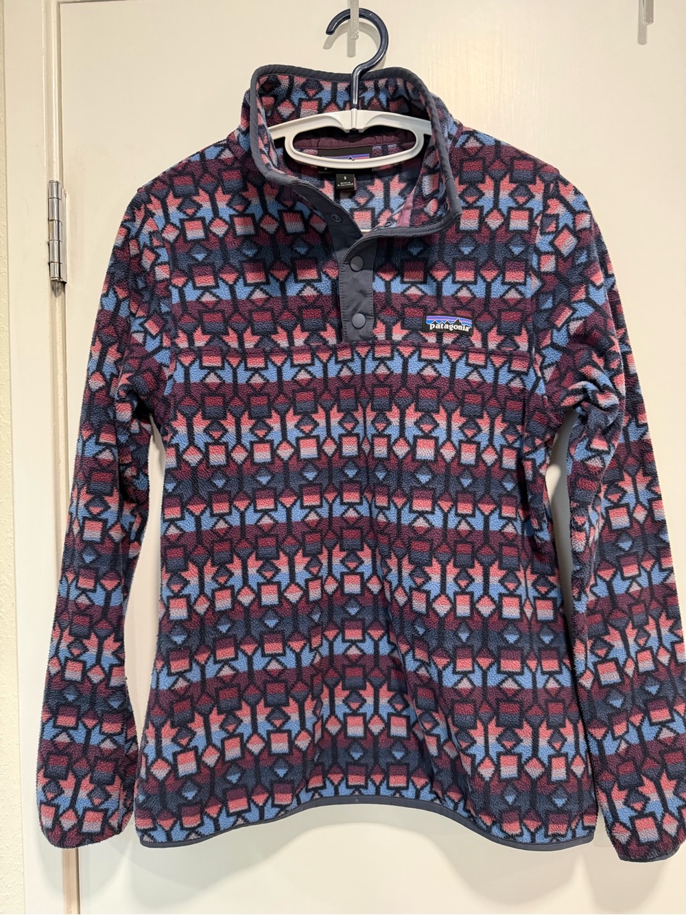 Patagonia women’s Geometric Snap-T Fleece Pullover in Pink & Blue